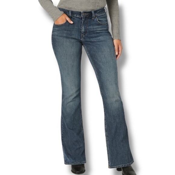 Levi Strauss Signature Stretch Bootcut Jeans Size 4 Medium Wash Blue Denim Comfy - Picture 1 of 10